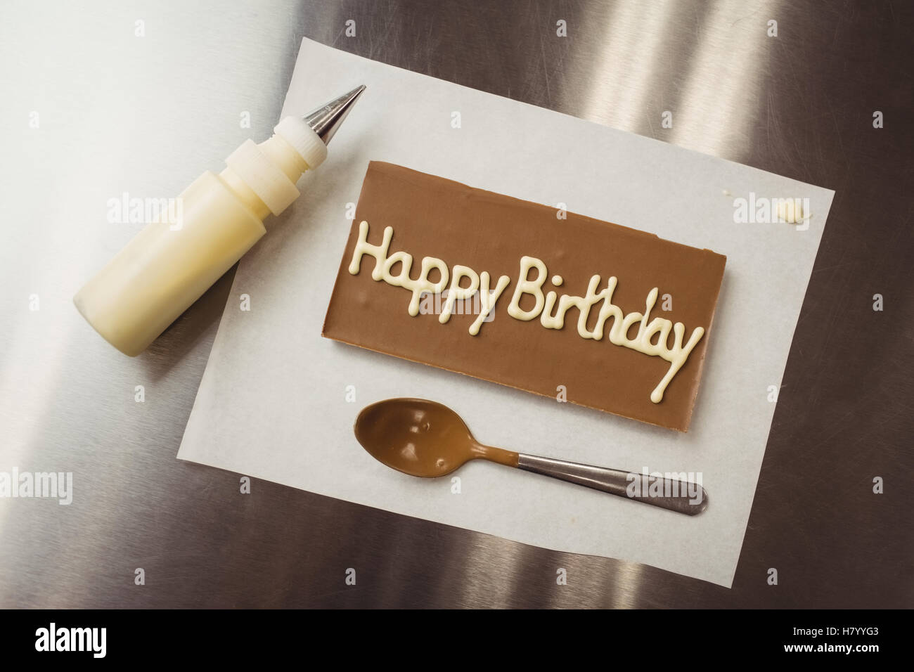 Joyeux Anniversaire Ecrit Sur La Plaque De Chocolat Photo Stock Alamy Joyeux Anniversaire Ecrit Sur La Plaque De Chocolat Photo Stock Alamy