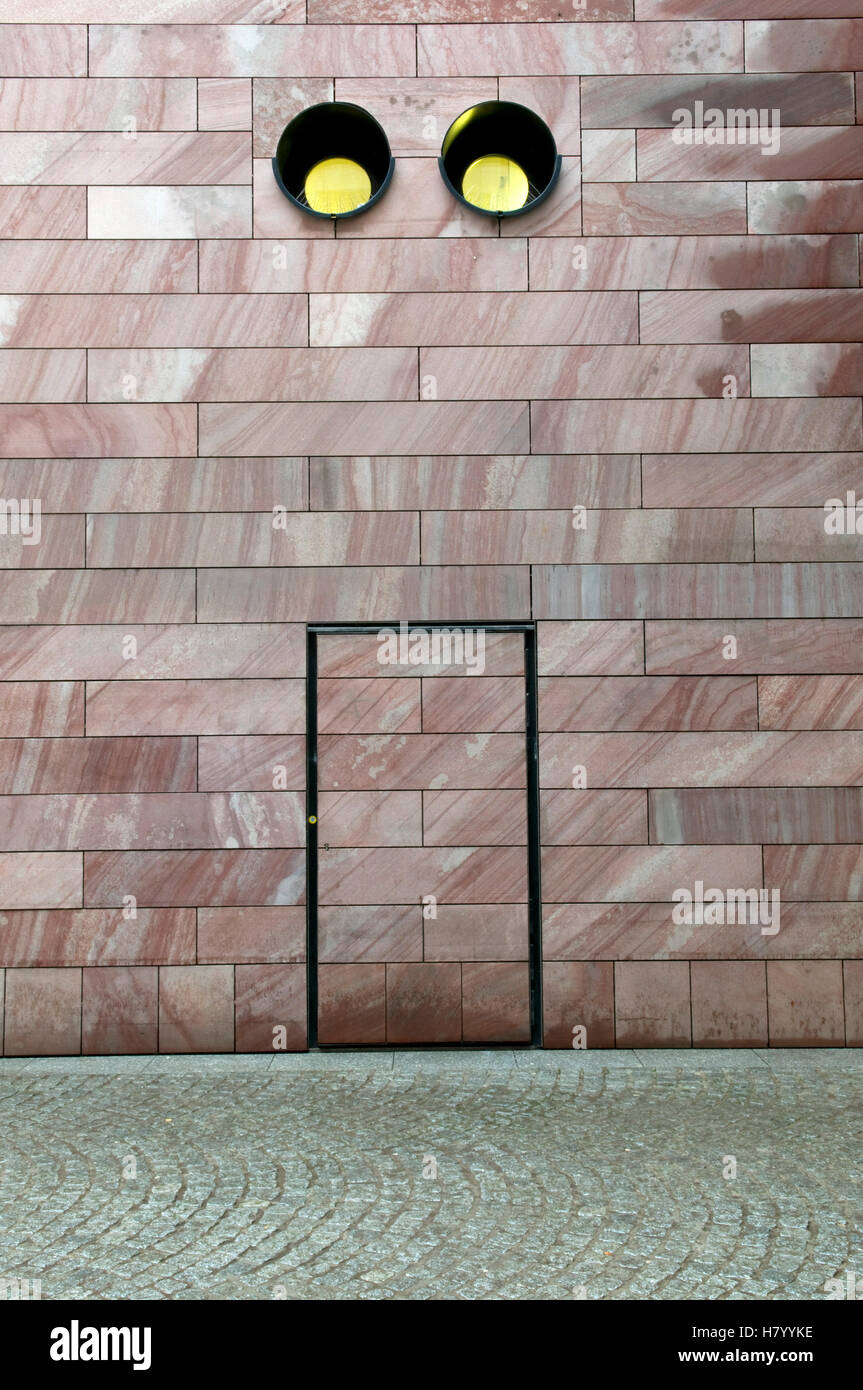 L'ouverture de la fenêtre ronde et porte dans un mur Banque D'Images