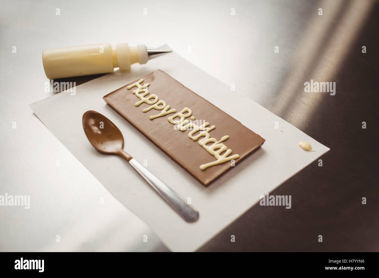 Joyeux Anniversaire Ecrit Sur La Plaque De Chocolat Photo Stock Alamy Joyeux Anniversaire Ecrit Sur La Plaque De Chocolat Photo Stock Alamy