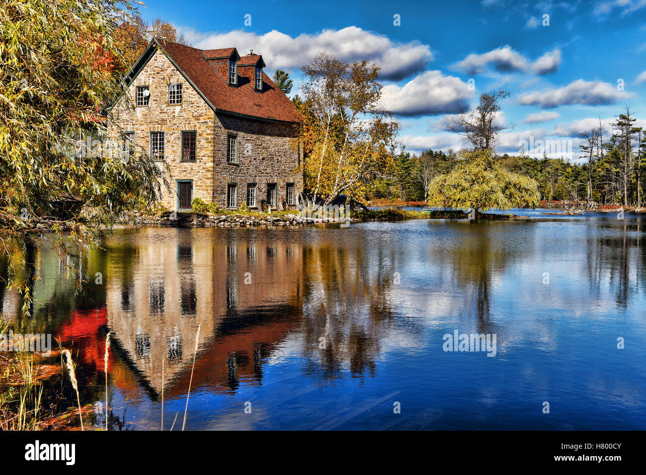 Bedford Mills Reflet dans Ontario Canada, à l'automne Banque D'Images