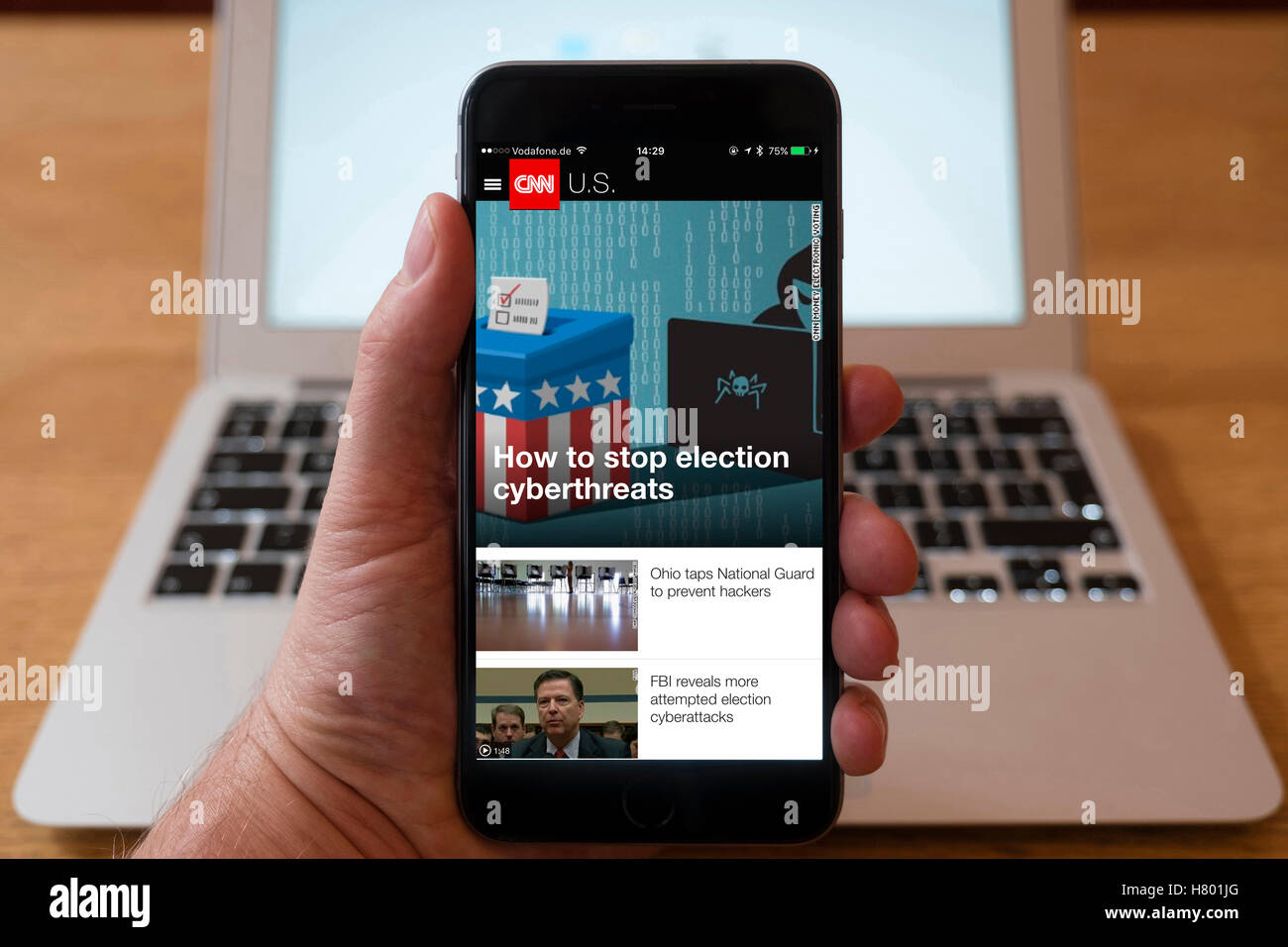 À l'aide d'iPhone smartphone pour afficher tous les titres sur la page d'accueil de CNN news app Banque D'Images