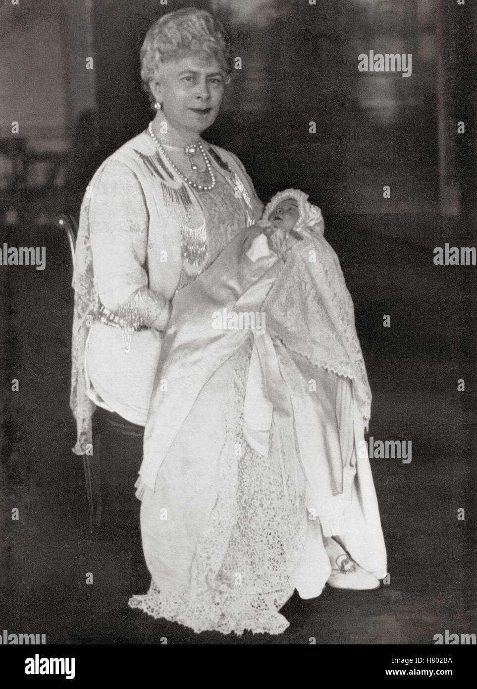 Mary de Teck tenant sa petite-fille la princesse Elizabeth, future reine Elizabeth II, mai 1926. Marie de Teck, 1867 – 1953. Reine du Royaume-Uni et des dominions britanniques et impératrice de l'Inde comme épouse du roi-empereur George V. Elizabeth II, 1926 - 2022. Reine du Royaume-Uni, du Canada, de l'Australie et de la Nouvelle-Zélande. Banque D'Images
