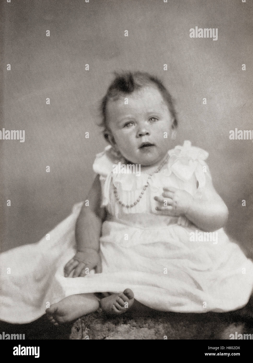 Princesse Elizabeth, future reine Elizabeth II, à l'âge de huit mois, décembre 1926. Elizabeth II, 1926 - 2022. Reine du Royaume-Uni, du Canada, de l'Australie et de la Nouvelle-Zélande. Banque D'Images