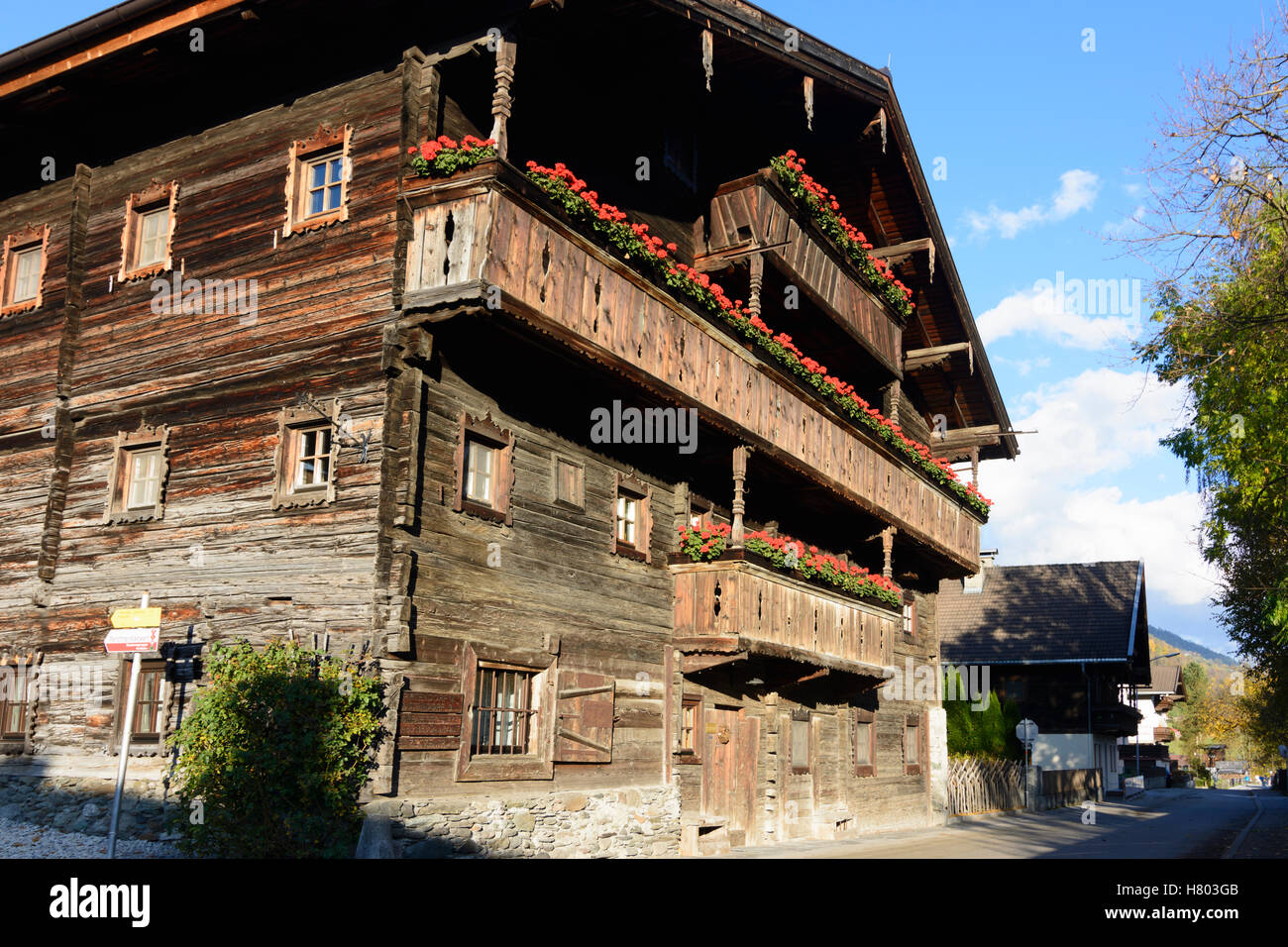 Historique : Stuhlfelden, maison en bois, balcon, fleurs, Tyrol, Salzbourg, Autriche Banque D'Images
