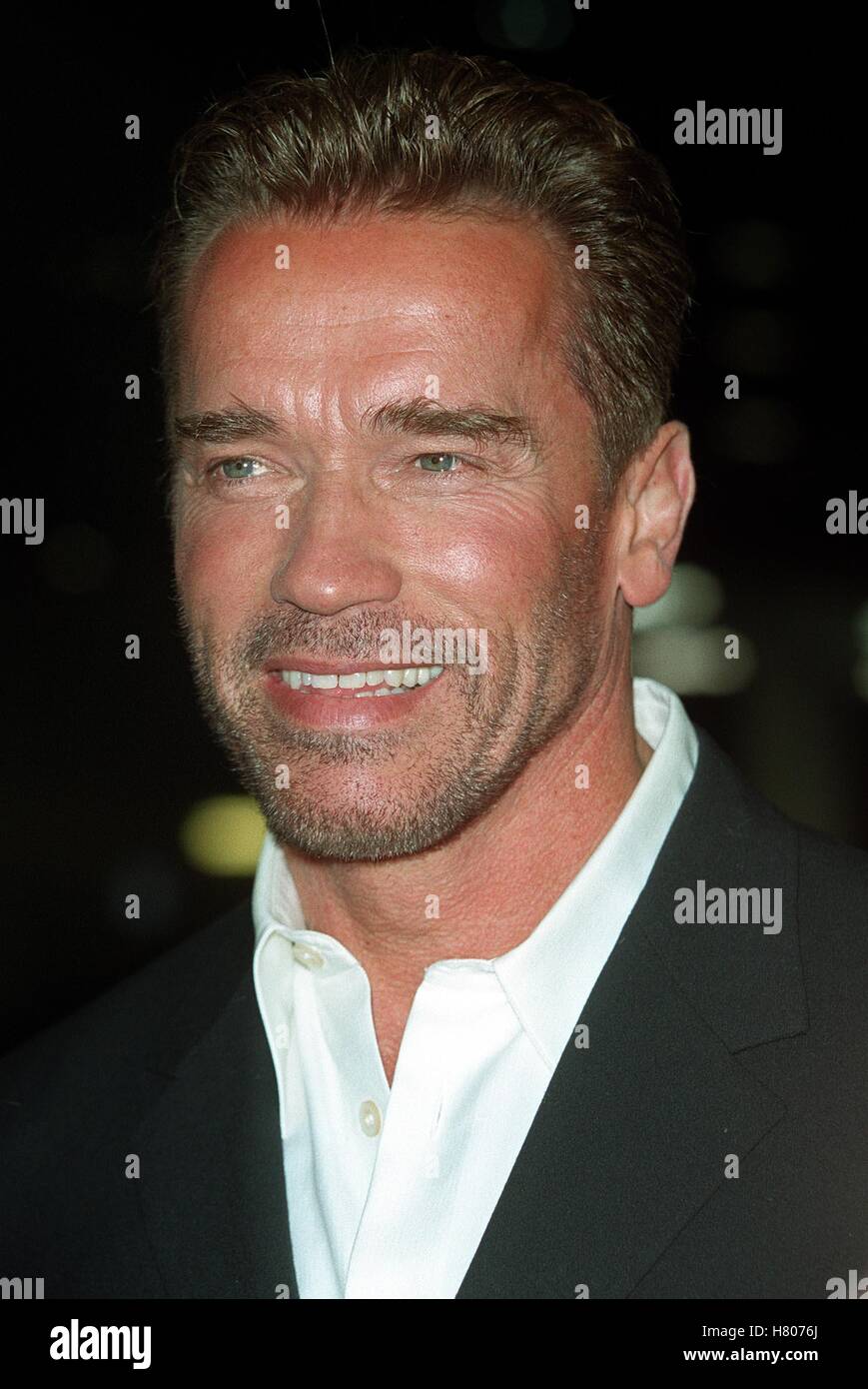 ARNOLD SCHWARZENEGGER "LE 6E JOUR' LA PREMIER WESTWOOD LA USA 13 novembre 2000 Banque D'Images