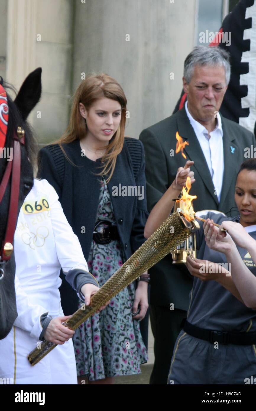 Son Altesse Royale la Princesse Béatrice d'York visites Harewood House, Leeds pour voir le relais de la flamme des Jeux Olympiques de 2012. Juin 2012 Banque D'Images