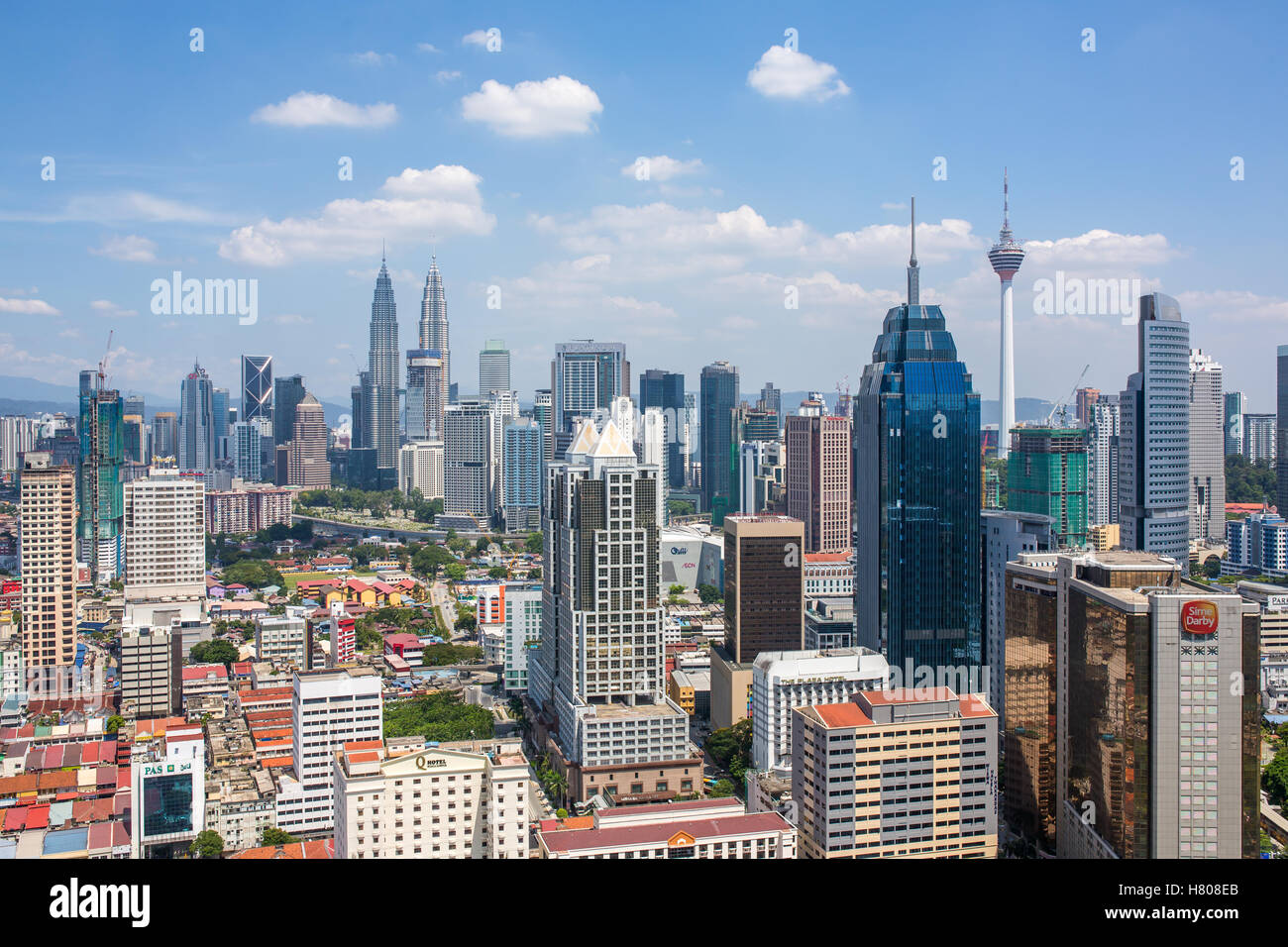 Vue sur la ville de Kuala Lumpur avec de célèbres tours Petronas et de la tour Menara KL, la Malaisie Banque D'Images