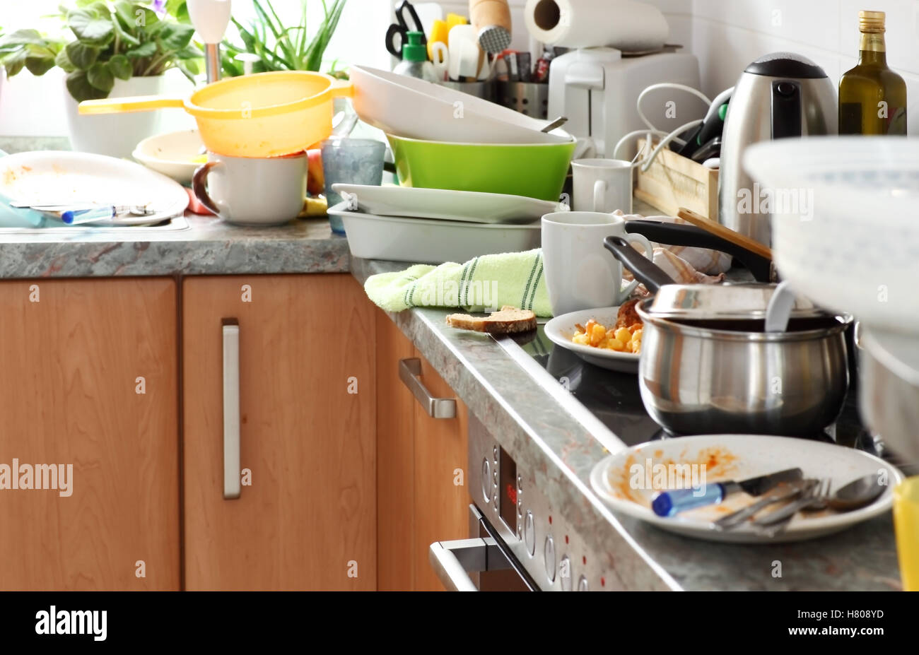 Pile de vaisselle sale dans la cuisine - l'accumulation compulsive Syndrom Banque D'Images
