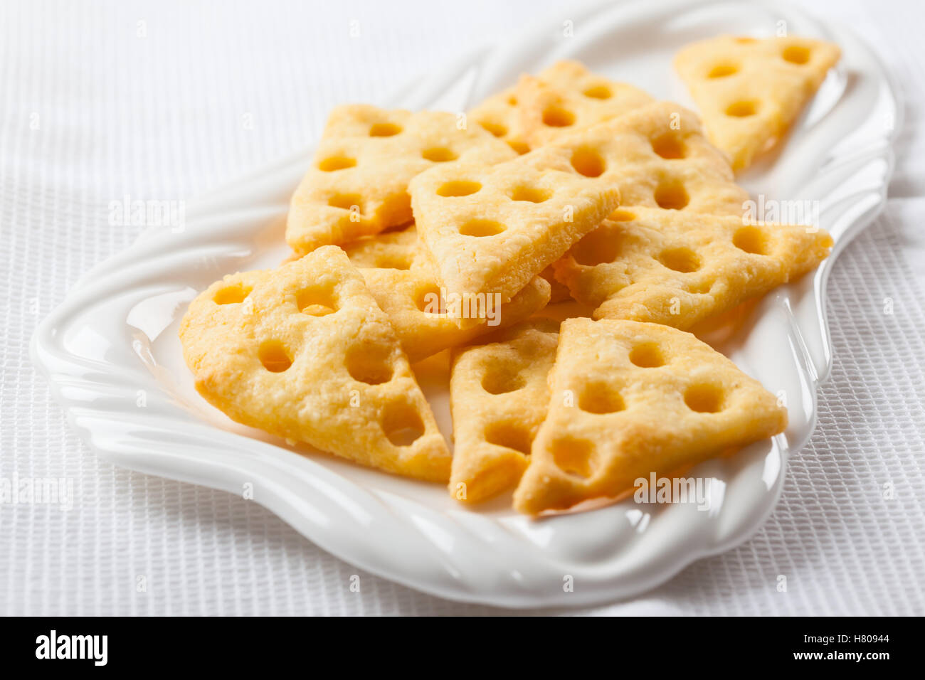 Craquelins au fromage fait maison on white Banque D'Images
