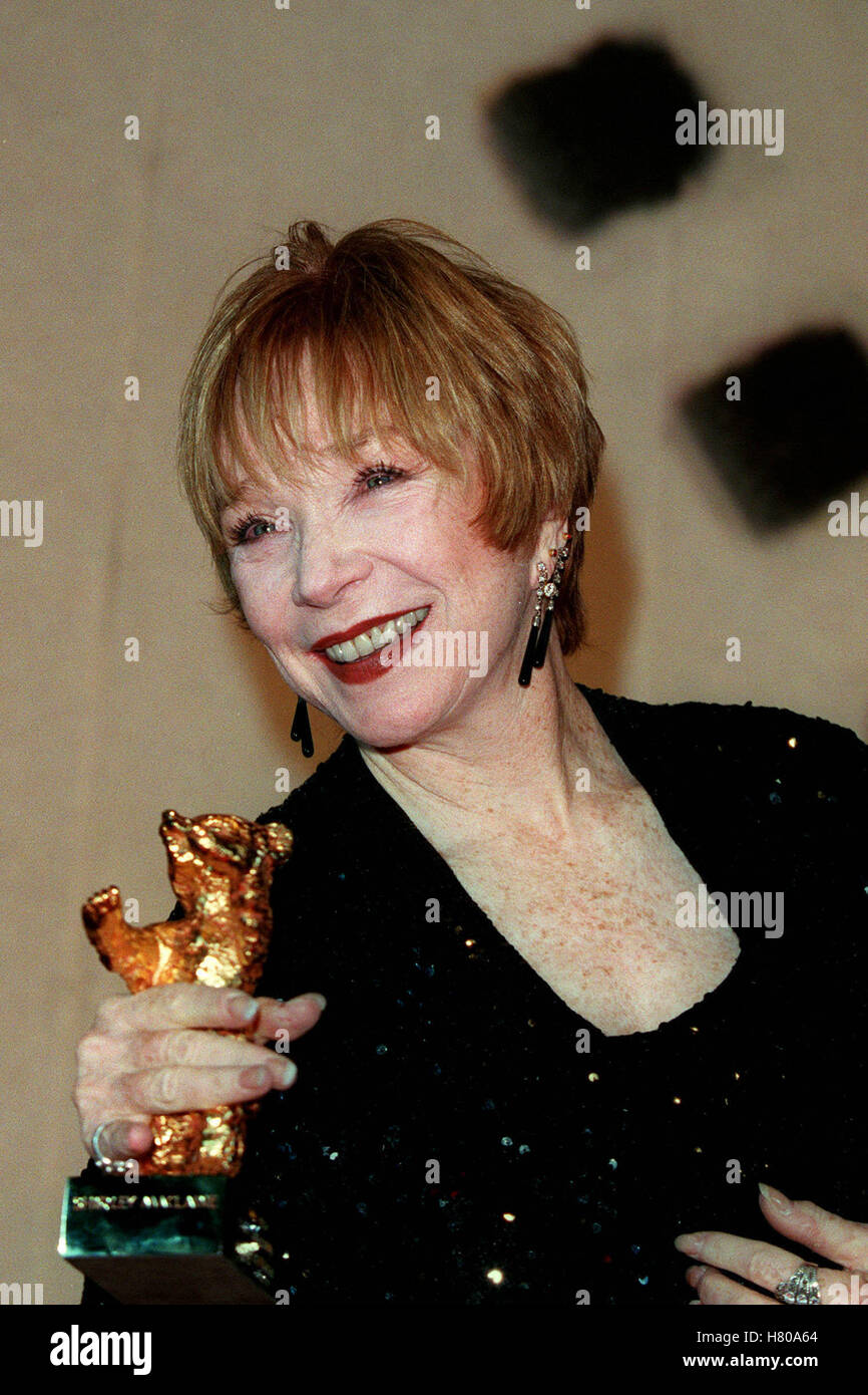 SHIRLEY MACLAINE et ours DE BERLIN BERLIN ALLEMAGNE 23 Février 1999 Banque D'Images
