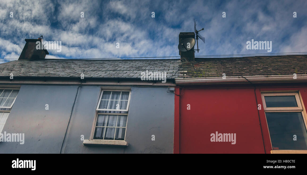 Vue de deux maisons collées les unes aux autres dans une ville irlandaise. Cork, Irlande, octobre 2016 Banque D'Images