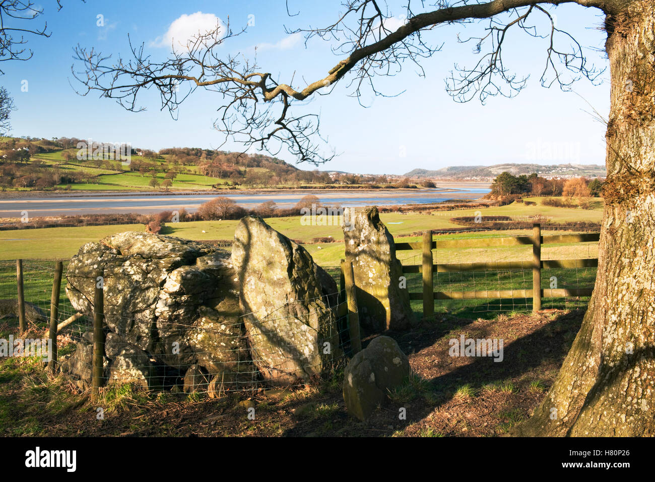Voir le produit n de Waelod Hendre chambre funéraire montrant les deux pierres & portail avec capstone massive d'Afon Conwy marée à l'arrière. Banque D'Images