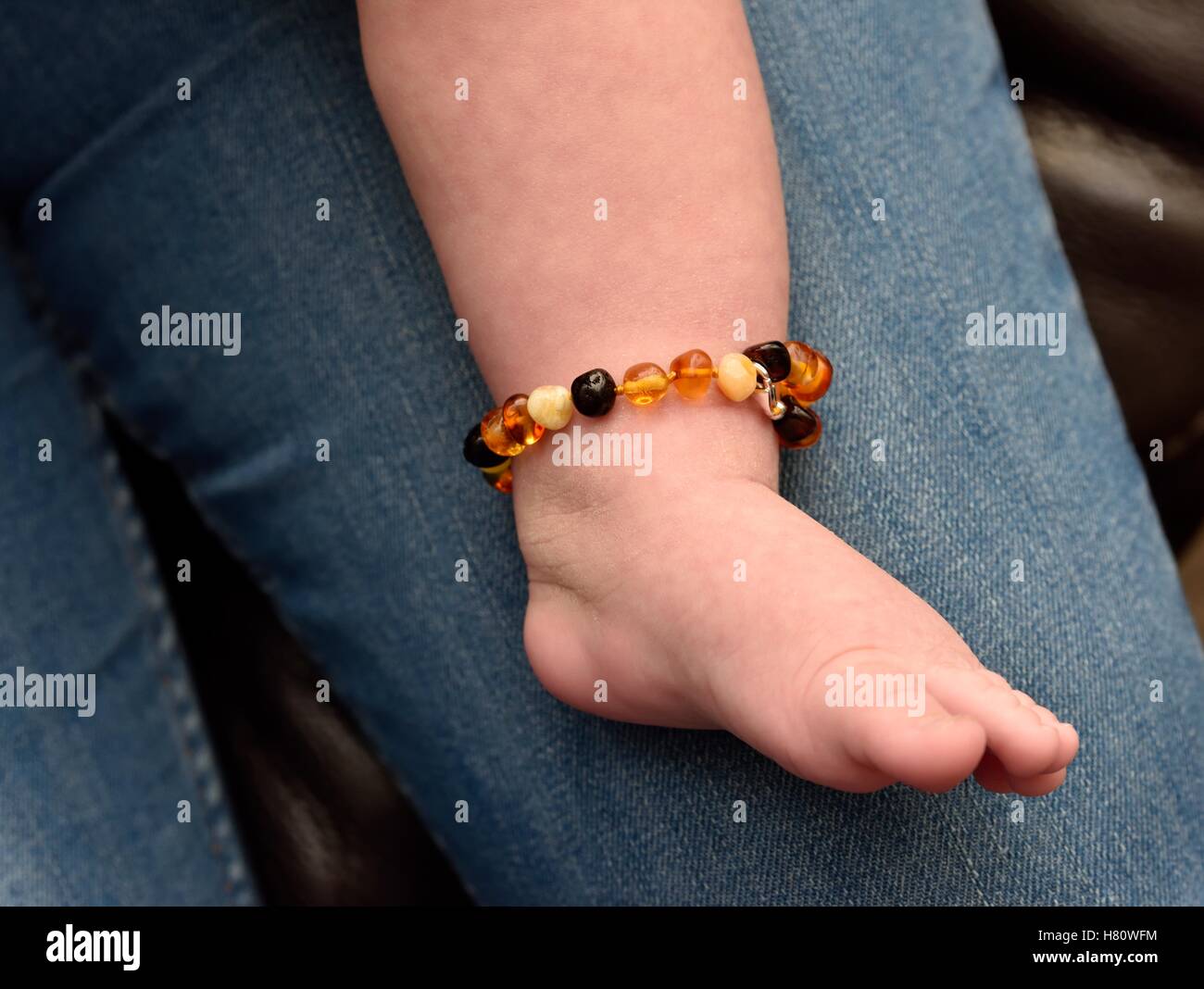 Un bracelet de perles de dentition des bébés de pierre d'Ambre Banque D'Images