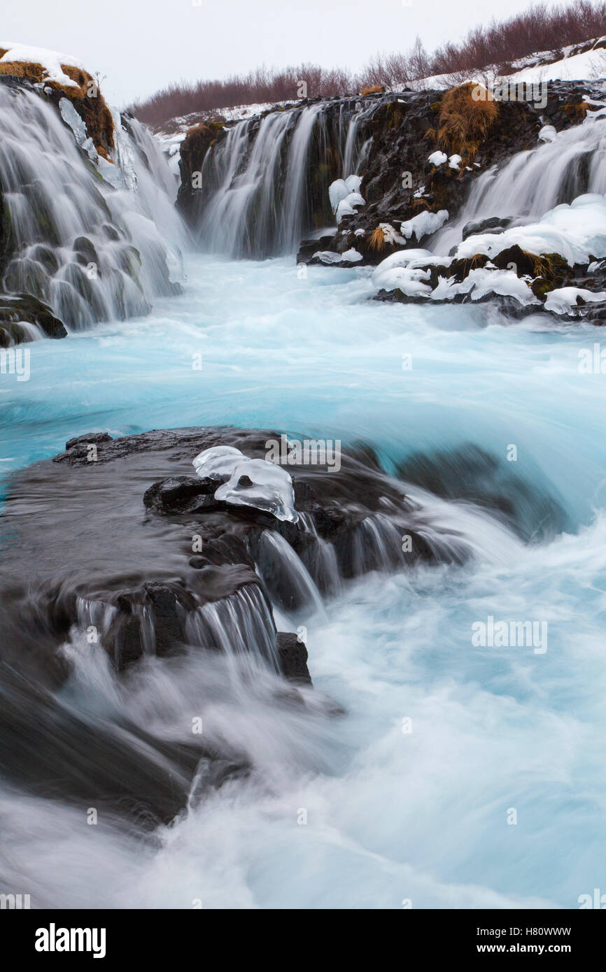 Bruarfoss sur la cascade de la rivière Bruara en hiver, l'Islande Banque D'Images