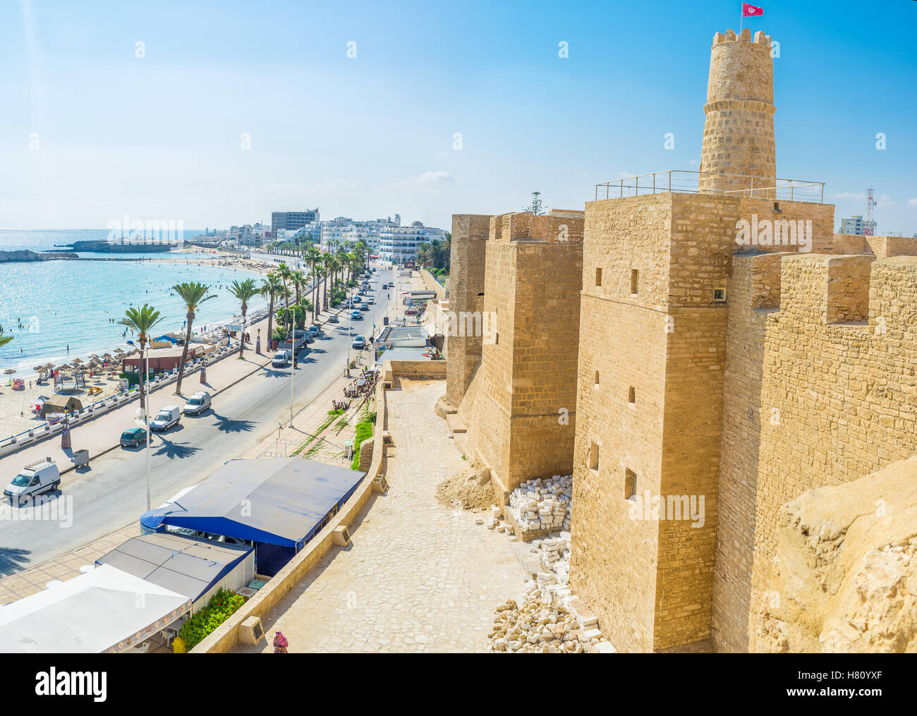 L'ancienne forteresse défensive donne sur les districts côtiers de Monastir, Tunisie. Banque D'Images