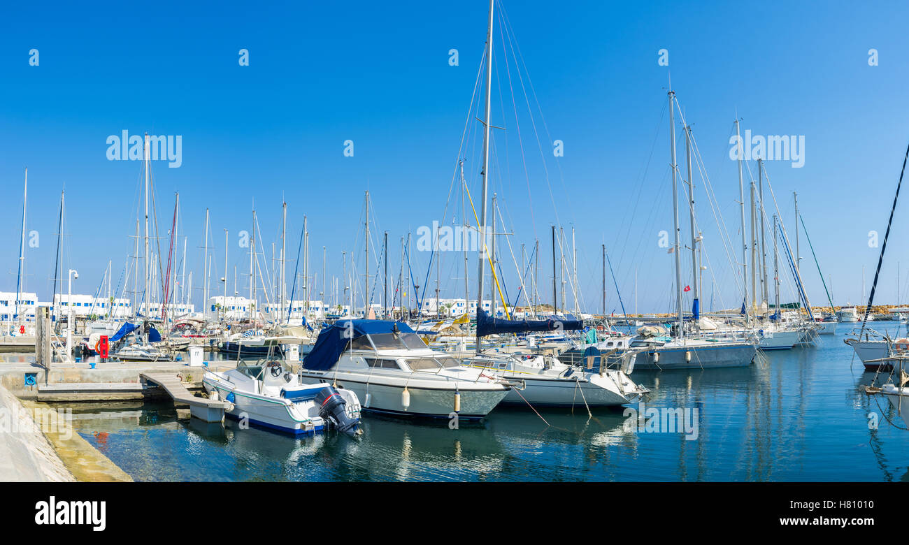 Les magnifiques yachts amarrés au petit port de Monastir, Tunisie. Banque D'Images
