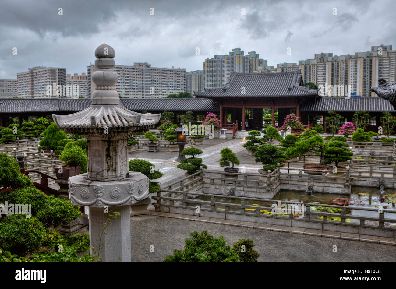 Chi Lin Nunnery, Kowloon, Hong Kong, Chine. Un jour de pluie avec ciel nuageux Banque D'Images