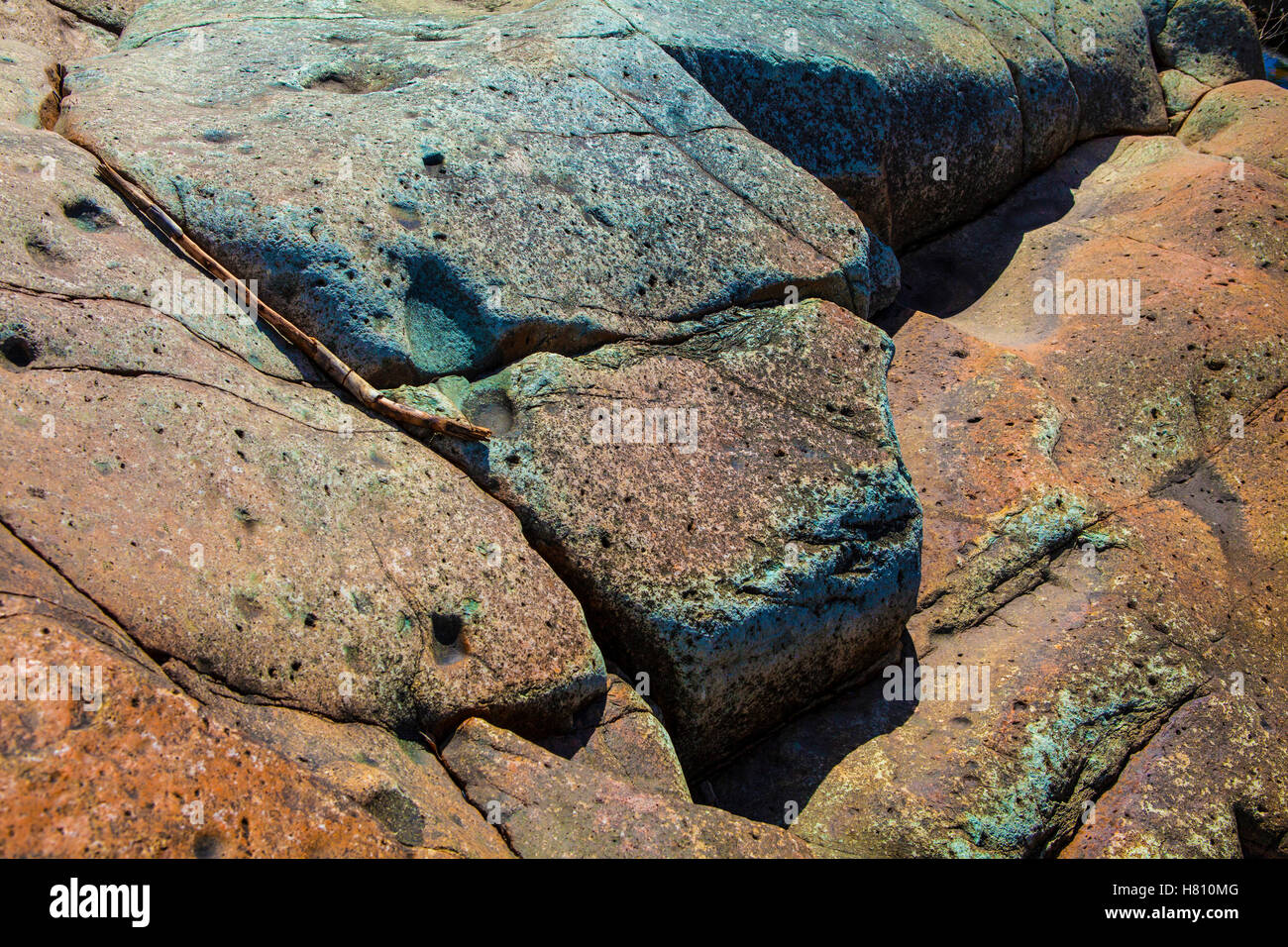 Des roches couvertes de lichen. L'Australie Banque D'Images