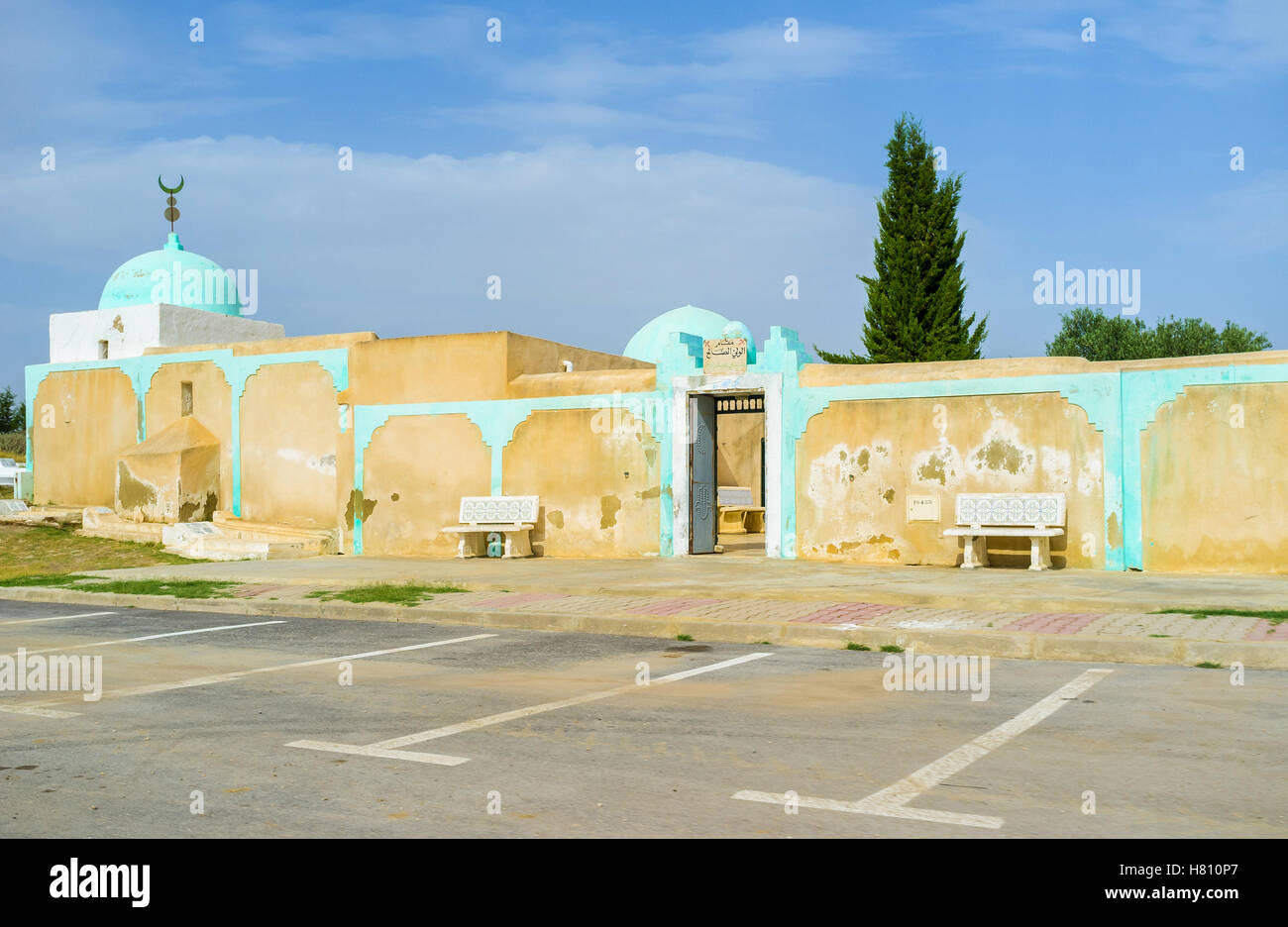 La mosquée du village moderne, situé à côté de l'intercity road, Nouvelle Dougga, Tunisie Banque D'Images
