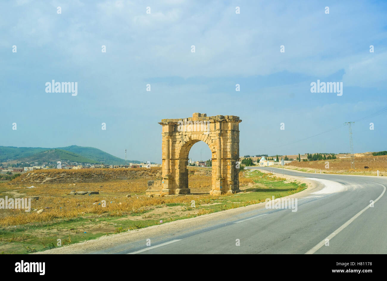 L'Arc de Triomphe à côté de l'intercity route près de Dougga, Tunisie. Banque D'Images