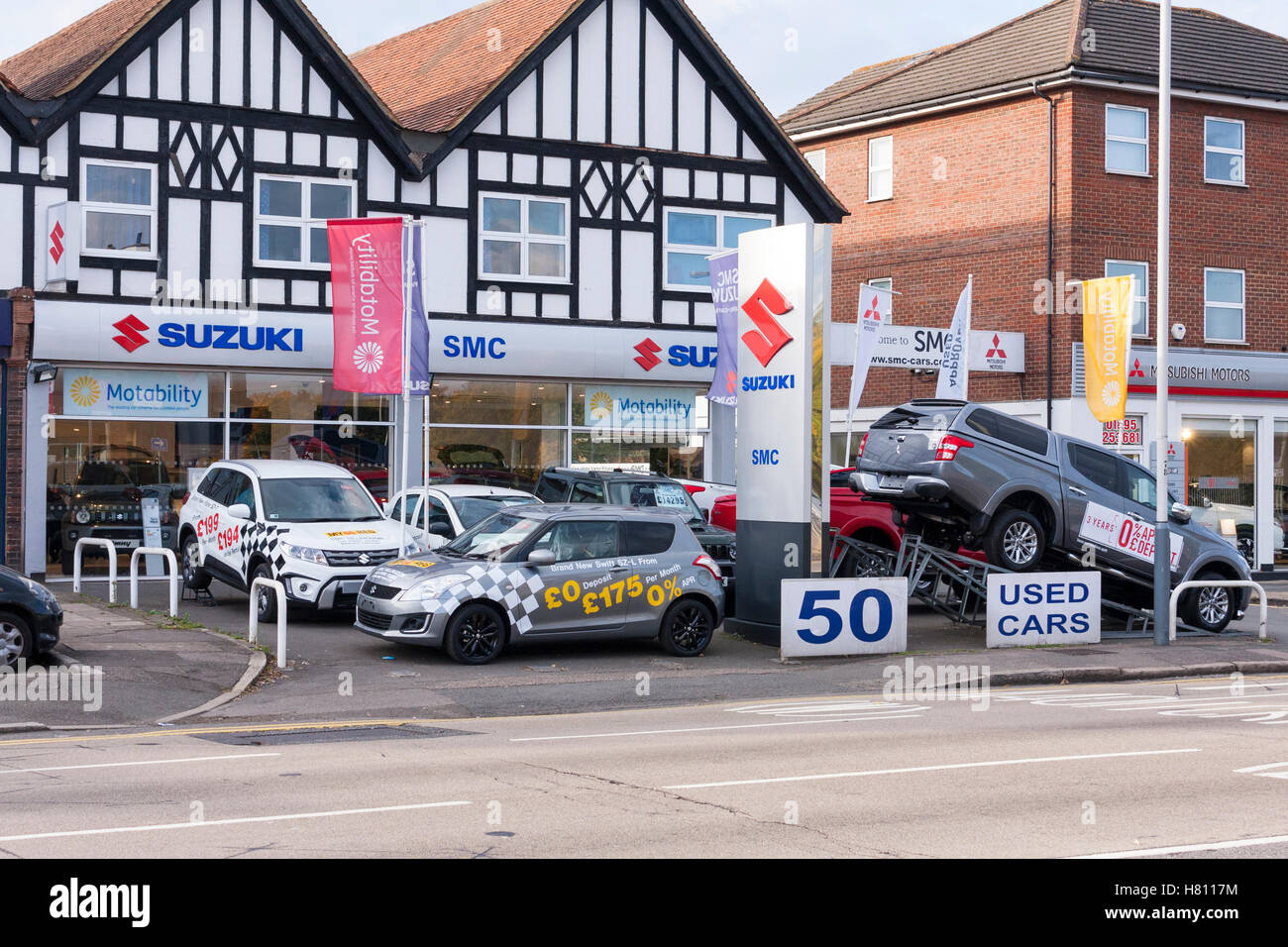 Voir l'extérieur et garage Suzuki de parvis, Hillingdon Circus, Hillingdon, Greater London, UK Banque D'Images