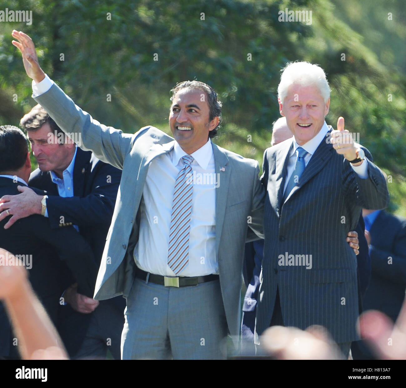Ami Bera se dresse sur une scène avec Bill Clinton lors d'U.C. Davis en Californie. Banque D'Images