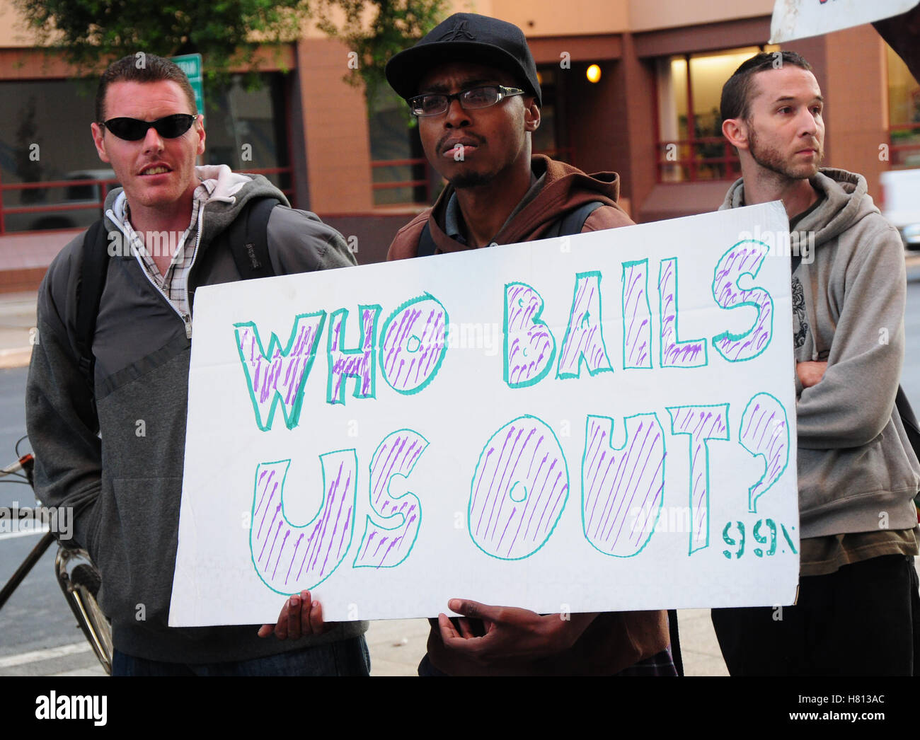 Un activist holding un écriteau 'qui bails nous sortir 99 %' à une marche contre le grand plan de sauvetage de Wall Street. Banque D'Images