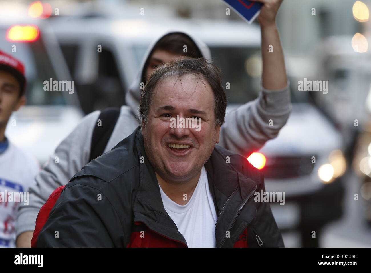 New York City, United States. 05Th Nov, 2016. Le jour de l'élection dans la ville de New York a été marquée par un rassemblement pour Hillary Clinton au Jacob Javits Center, des partisans de Clinton connu comme nation tailleur-pantalon se sont réunis pour une séance photo à Chelsea, fleurs en forme de vote paru dans Washington Square Park, tandis que l'atout de Donald Trump s'affrontent partisans adversaires en face de Trump Tower. À Brooklyn des centaines de résidents de Carroll Gardens se sont réunis à l'intersection de Clinton & Président Rue pour célébrer la victoire d'Hillary Clinton putatifs. Credit : Andy Katz/Pacific Press/Alamy Live News Banque D'Images