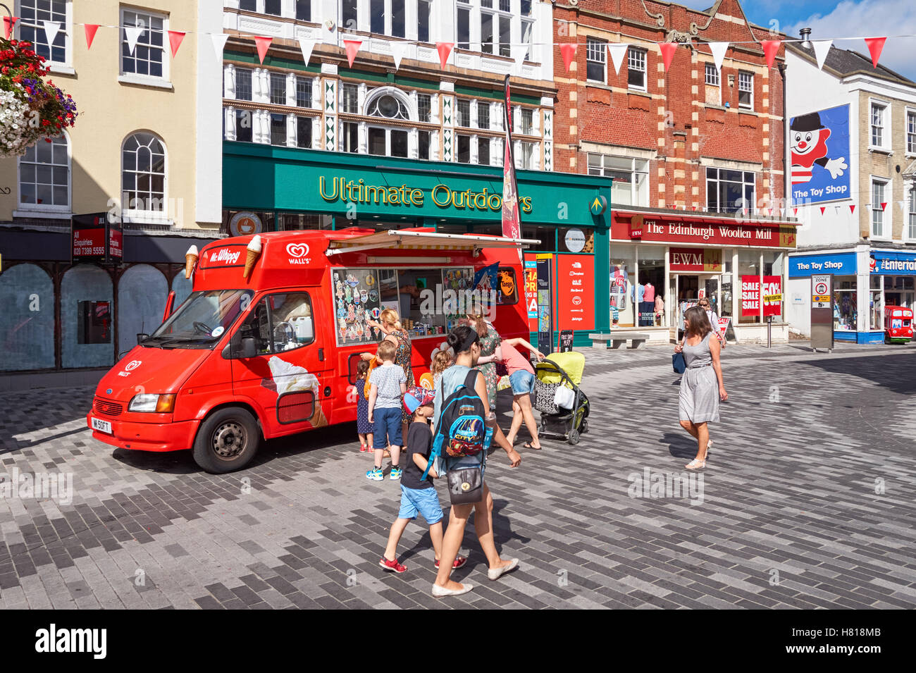 Ice cream van sur place du marché de Kingston upon Thames, Angleterre Royaume-Uni UK Banque D'Images