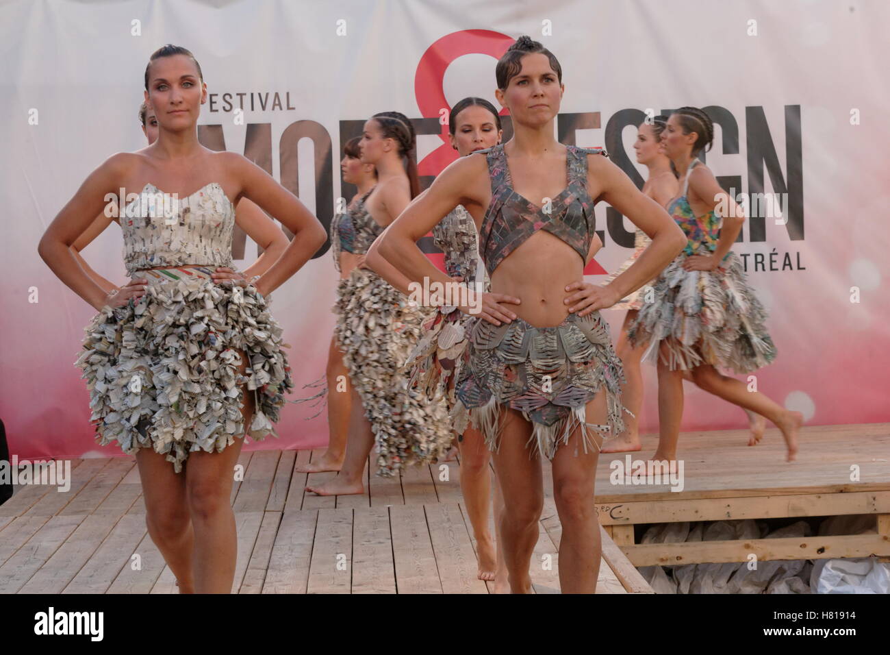Marche des modèles sur la piste à la robe de papier un défilé de tenues au cours de la mode et du Design de mode au centre-ville de Montréal. Banque D'Images