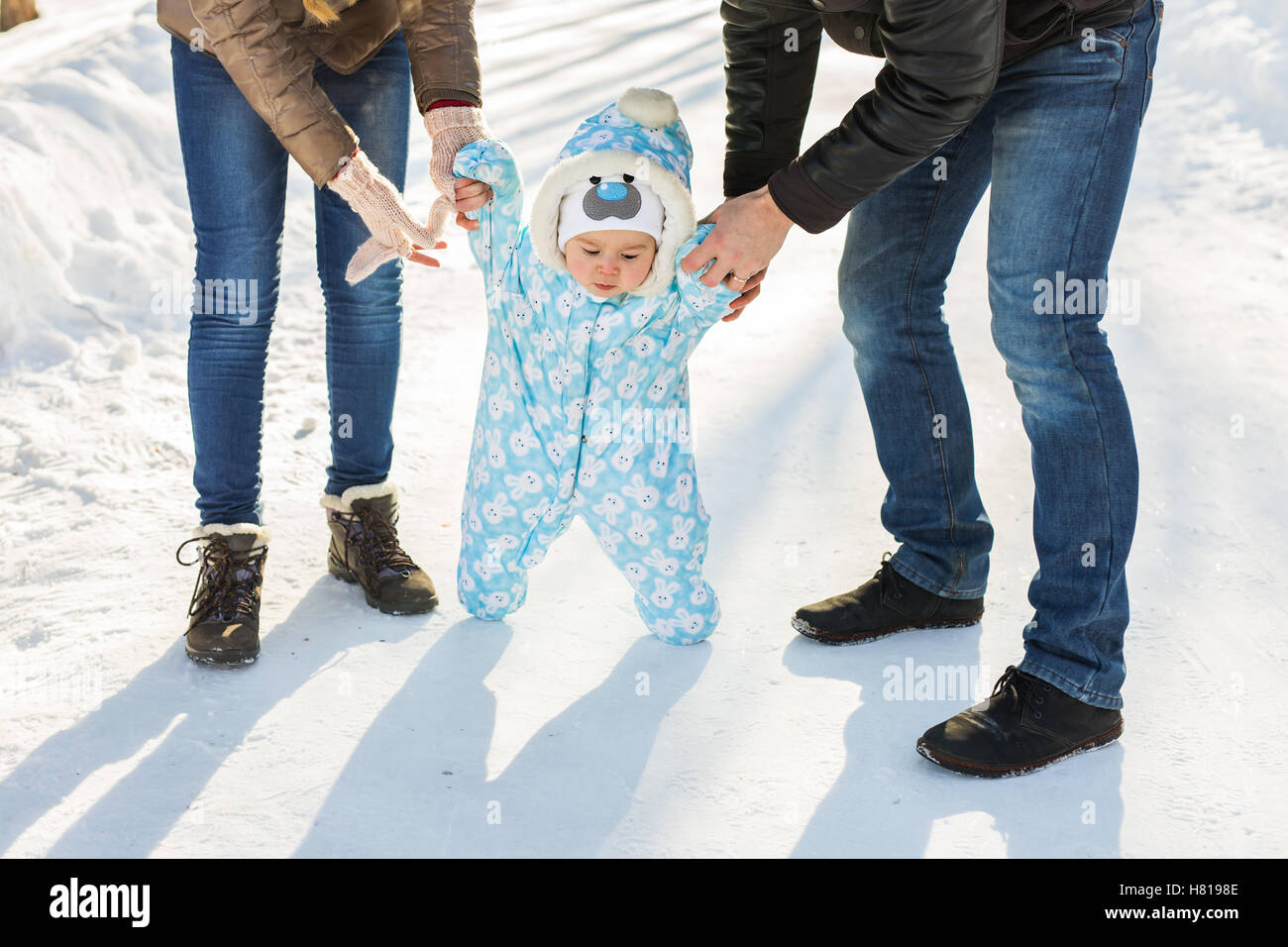 Bébé garçon en habit de chaude balade dans le parc d'hiver avec un des  parents. Premier hiver et les premières étapes des tout-petits sur la neige  Photo Stock - Alamy