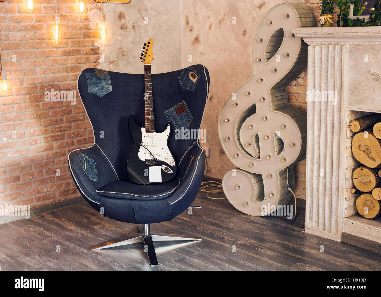 Guitare électrique sur une chaise Photo Stock - Alamy