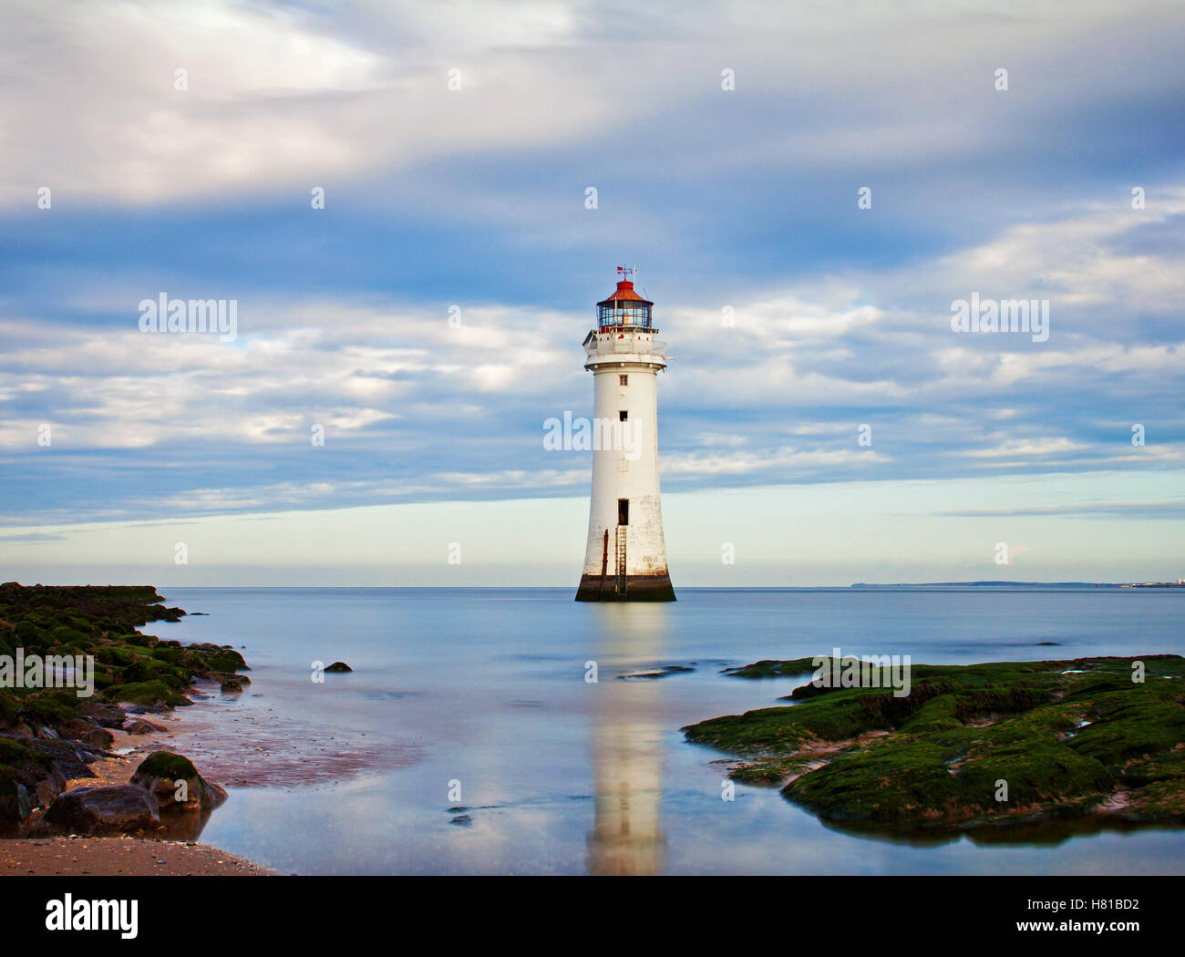 Perchaude Rock Lighthouse, New Brighton, reflétée dans une marée toujours Banque D'Images