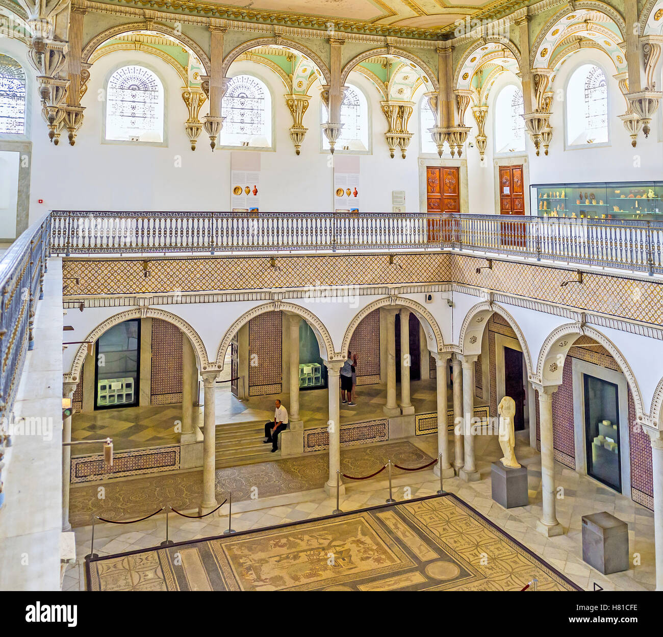 La vue sur la pittoresque arcades de la Carthage Prix du Musée national du Bardo, décorées avec des carreaux et des piliers, Tunis Banque D'Images