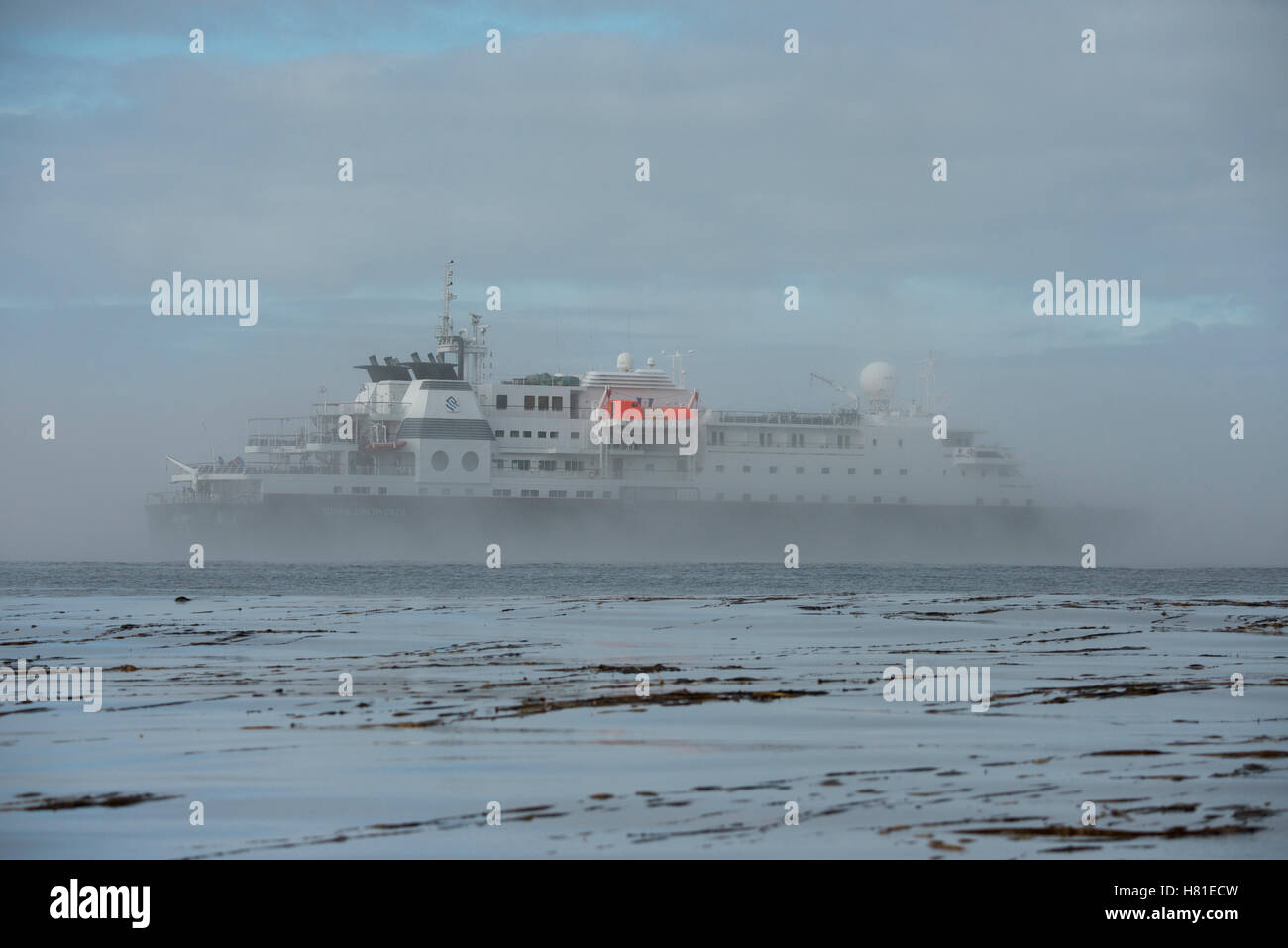 La Russie, Îles Kouriles, Yankicha Island. Navire d'expédition de Silversea, découvreur d'argent dans les îles Kouriles. Banque D'Images