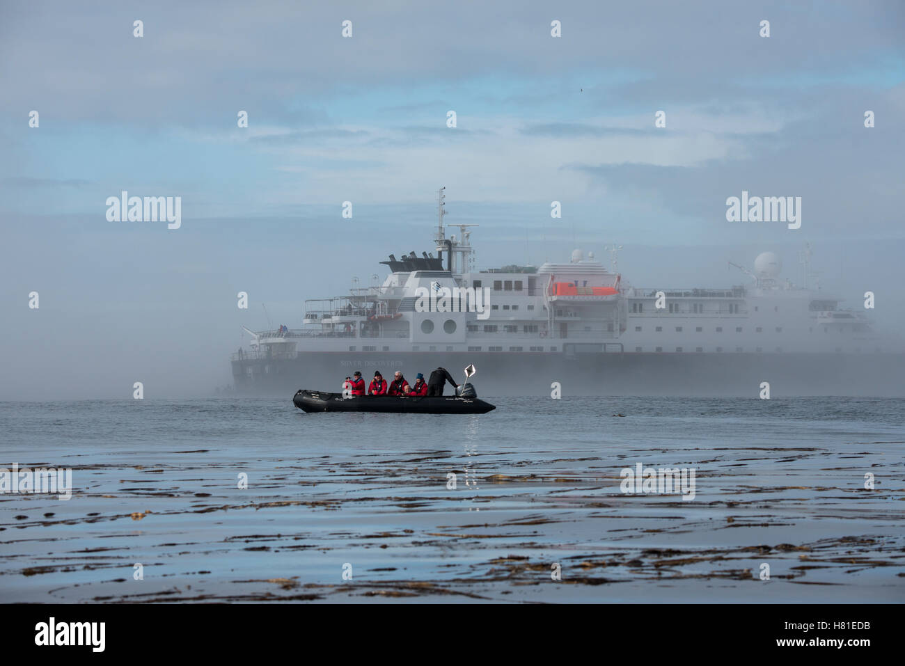 La Russie, Îles Kouriles, Yankicha Island. Navire d'expédition de Silversea, découvreur d'argent, dans les îles Kouriles. Zodiac. Banque D'Images