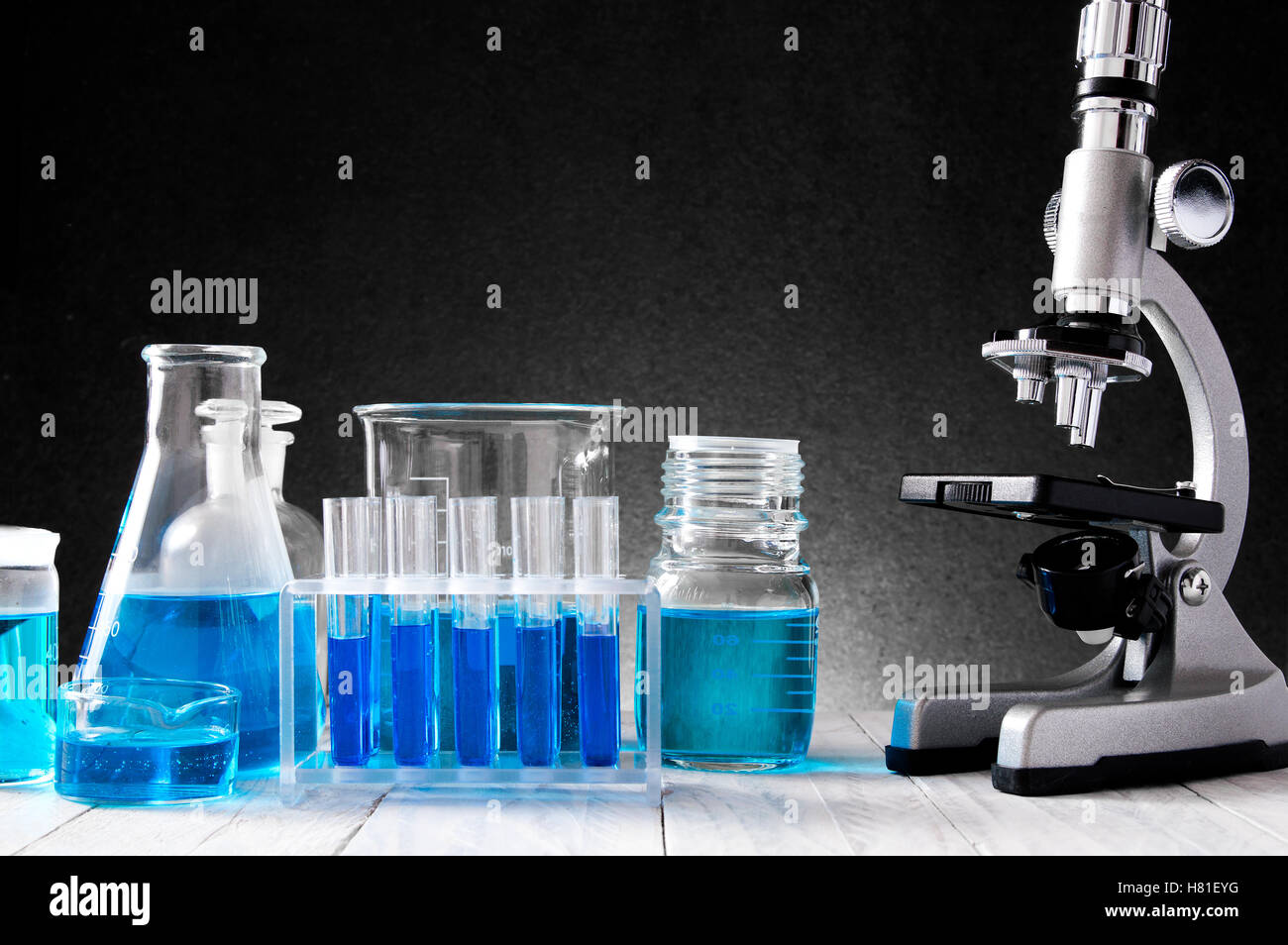 Matériel de laboratoire de l'école portant sur le bureau Banque D'Images