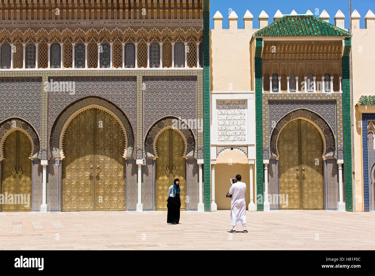 Le Maroc, Fès,Dar el-Makhzen, le palais royal de Fès,couple taking photos Banque D'Images