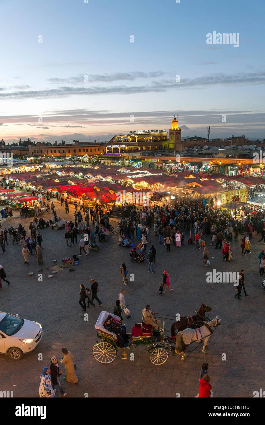Le Maroc, Marrakech, Place Jemaa el-Fna au crépuscule Banque D'Images