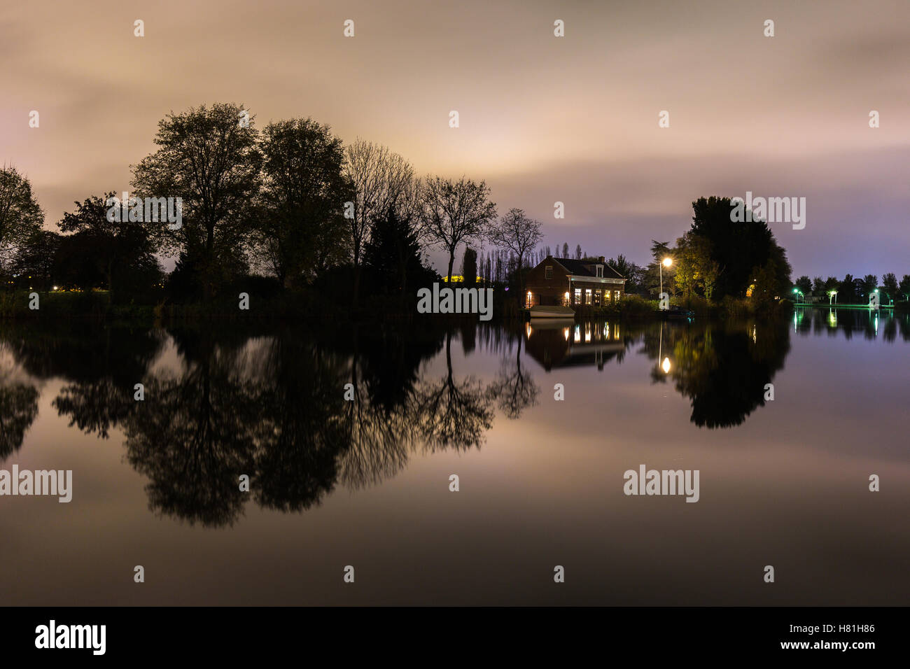 Vue de nuit sur la rivière Amstel à Kalfjeslaan vue depuis l'Ouest (Amsteldijk). Banque D'Images