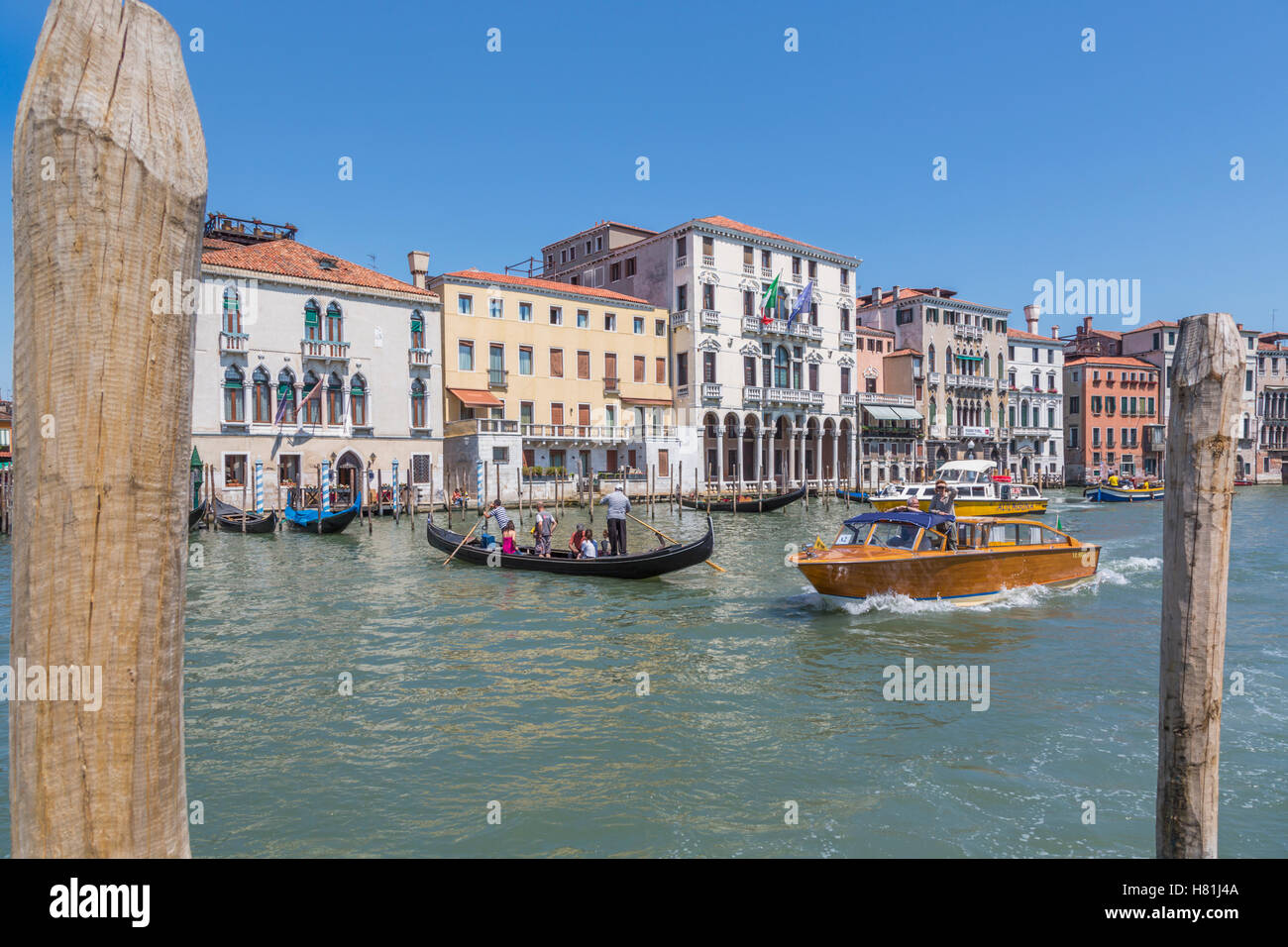 Venise, Venise, Vénétie, province de l'Italie. Le trafic sur le Grand Canal. Banque D'Images