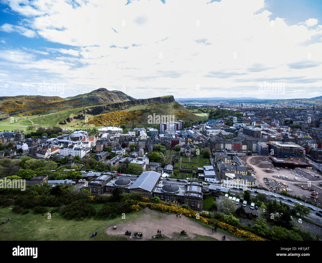 La ville d'Edimbourg Arthur Seat historique journée ensoleillée Vue aérienne Banque D'Images