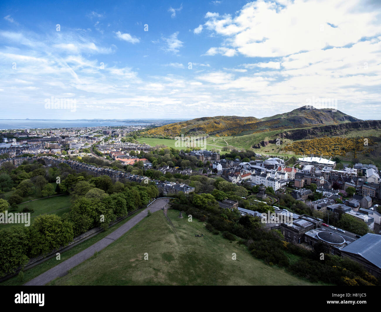 La ville d'Edimbourg Arthur Seat historique journée ensoleillée Vue aérienne 2 Banque D'Images
