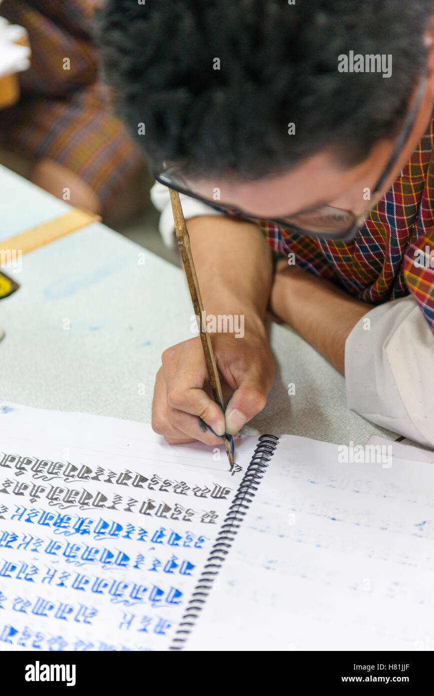 L'Institut de Zorig Chusum (arts traditionnels) est l'endroit où les étudiants apprennent les treize métiers traditionnels du Bhoutan. Banque D'Images