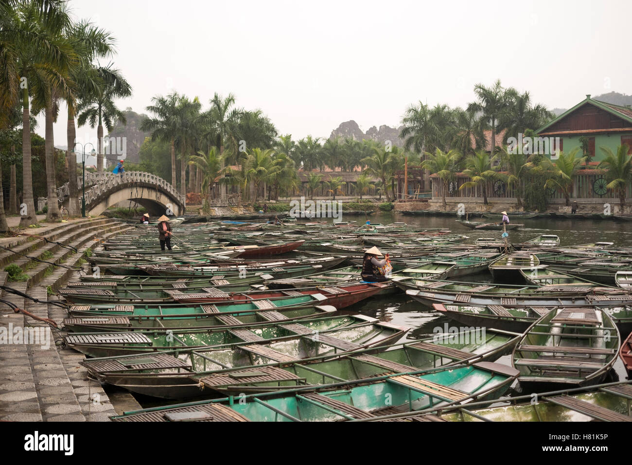 Bateaux dans Tam Coc wharf, province de Ninh Binh, Vietnam. Banque D'Images