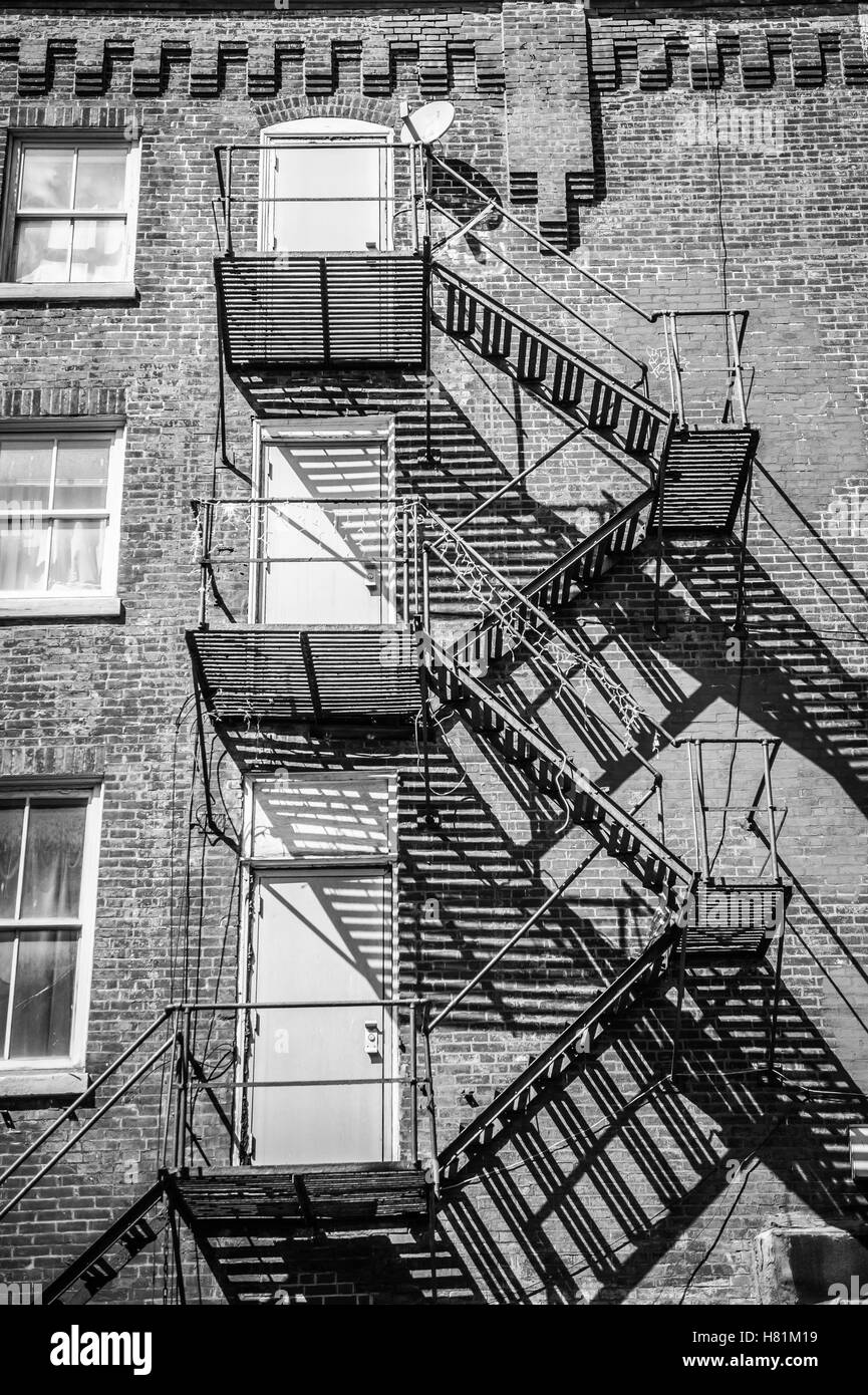 Immeuble d'appartements, avec des escaliers de secours, Philadelphia, Pennsylvania, USA Banque D'Images