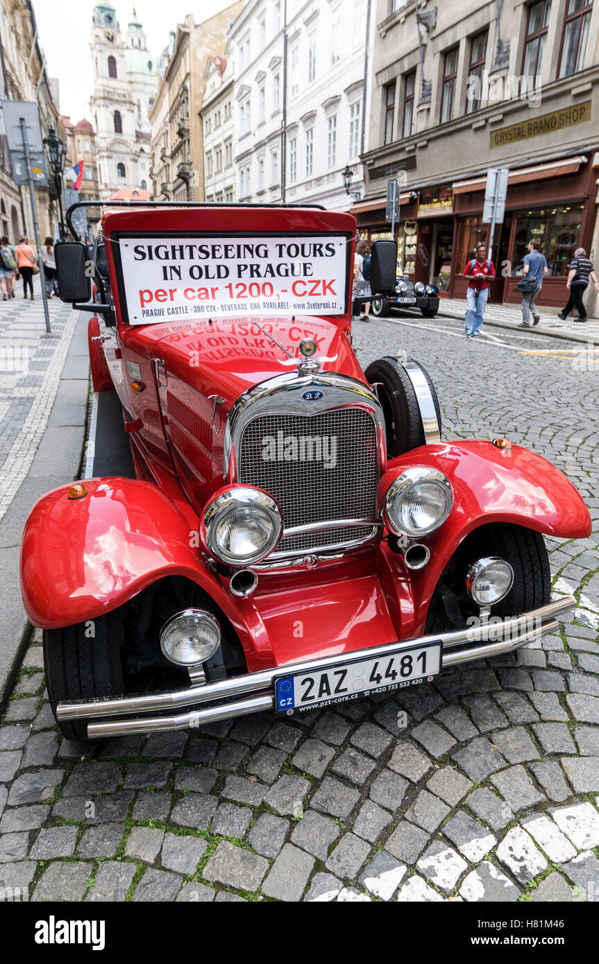 Une voiture de location classique garée pour les visites touristiques de la ville à Prague, en République tchèque Banque D'Images