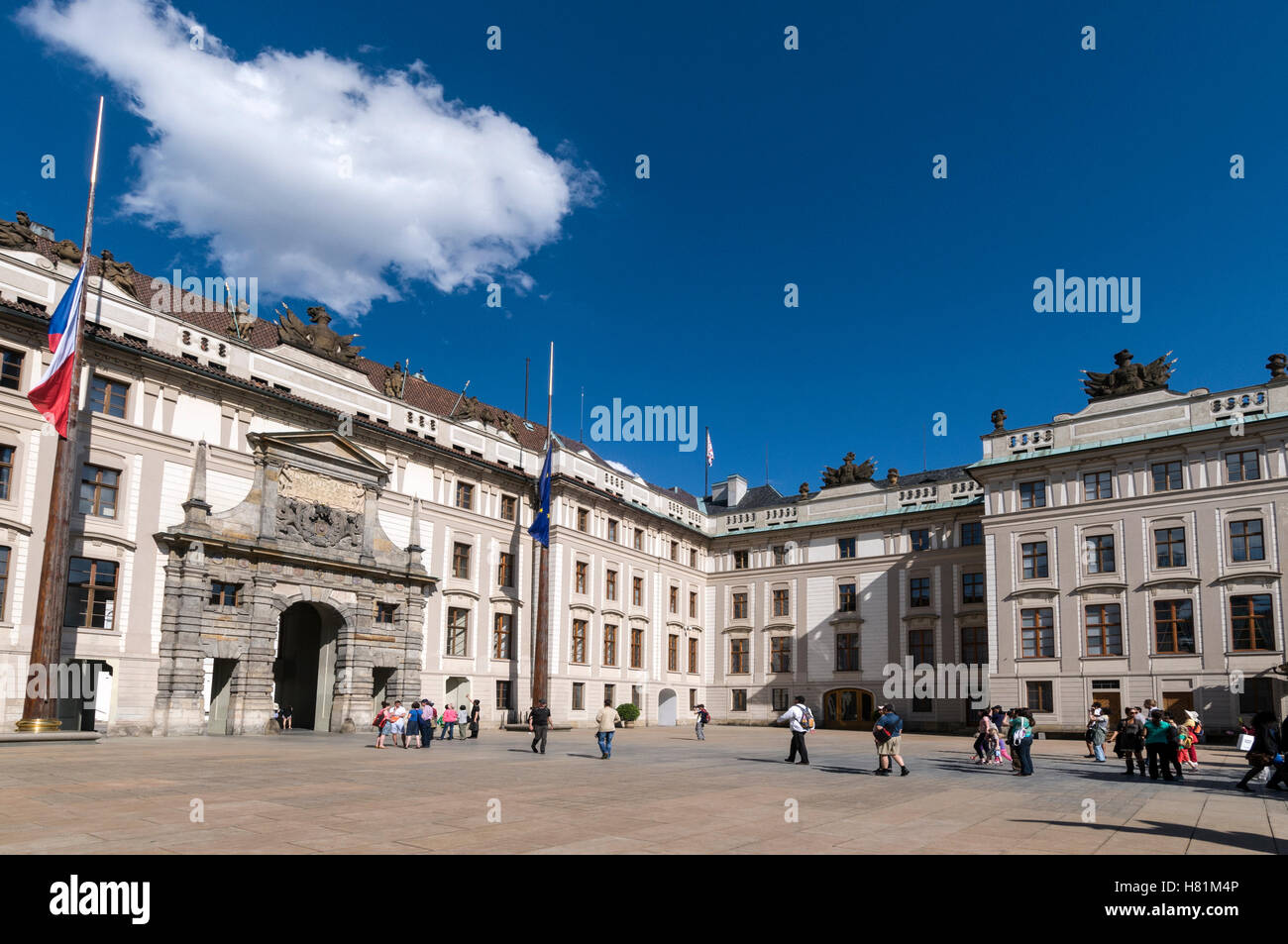 Cour et des bureaux du président de la République tchèque à l'entrée principale du château de Prague à Castle Hill de P Banque D'Images