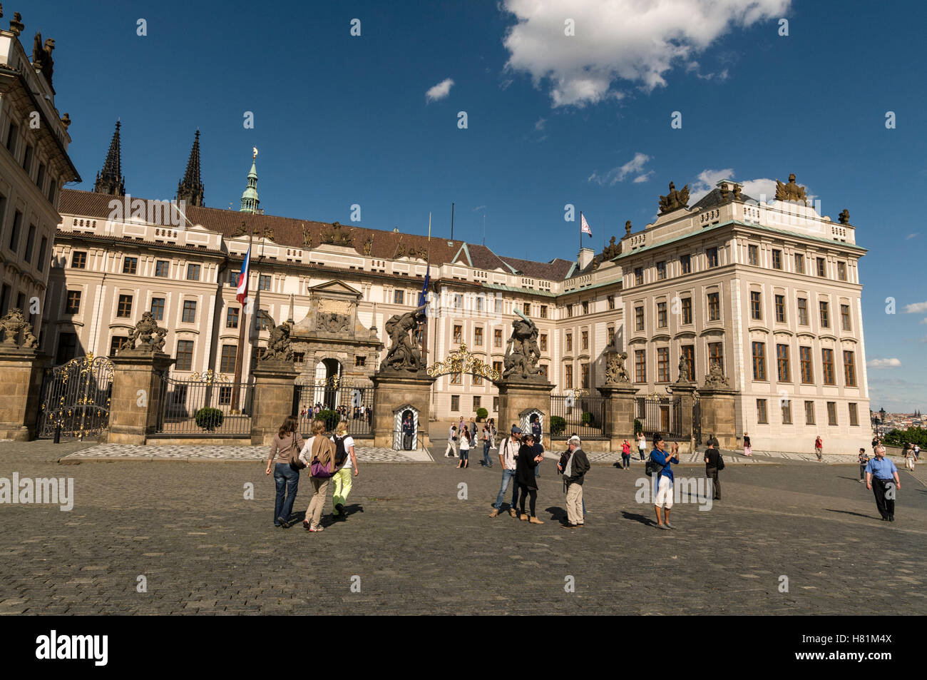 L'entrée principale du château de Prague, y compris la République tchèque Bureau présidentiel dans la colline du Château de Prague, Czech Republi Banque D'Images
