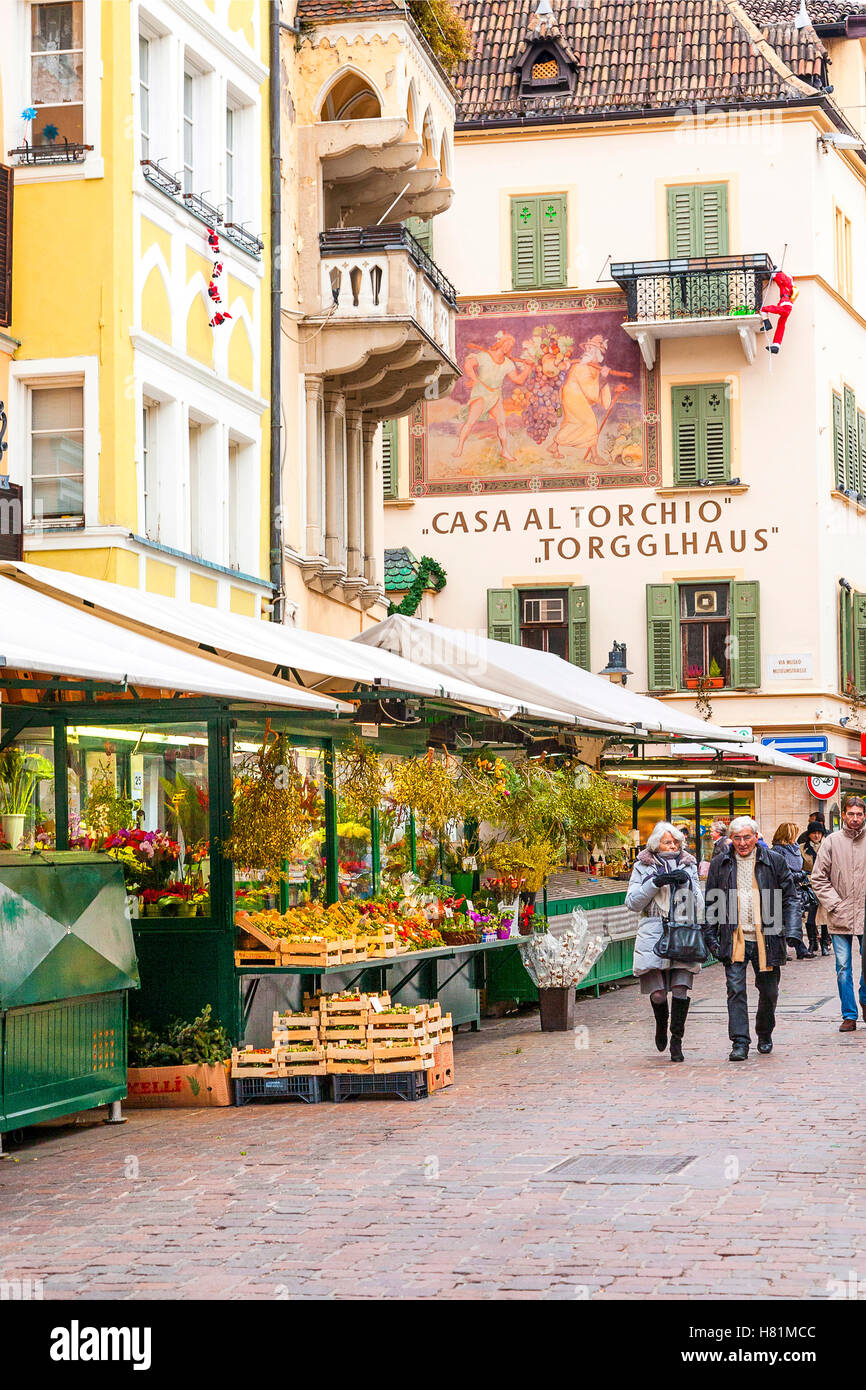 Marché de Noël, à Piazza delle Erbe Bolzano, Trentin-Haut-Adige, Italie, Europe Banque D'Images